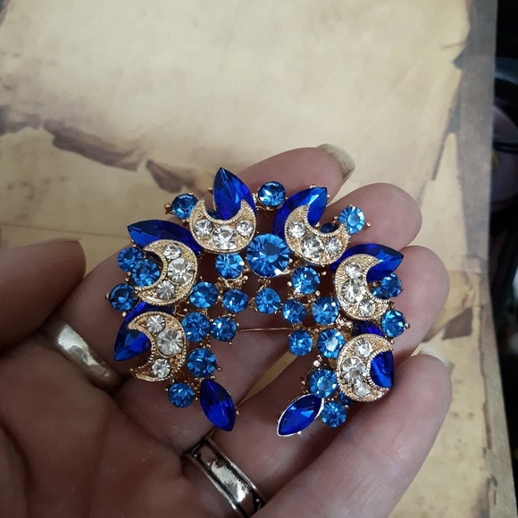 New Stunning Crescent Moon Magical Rhinestone Brooch. - Picture 6 of 8